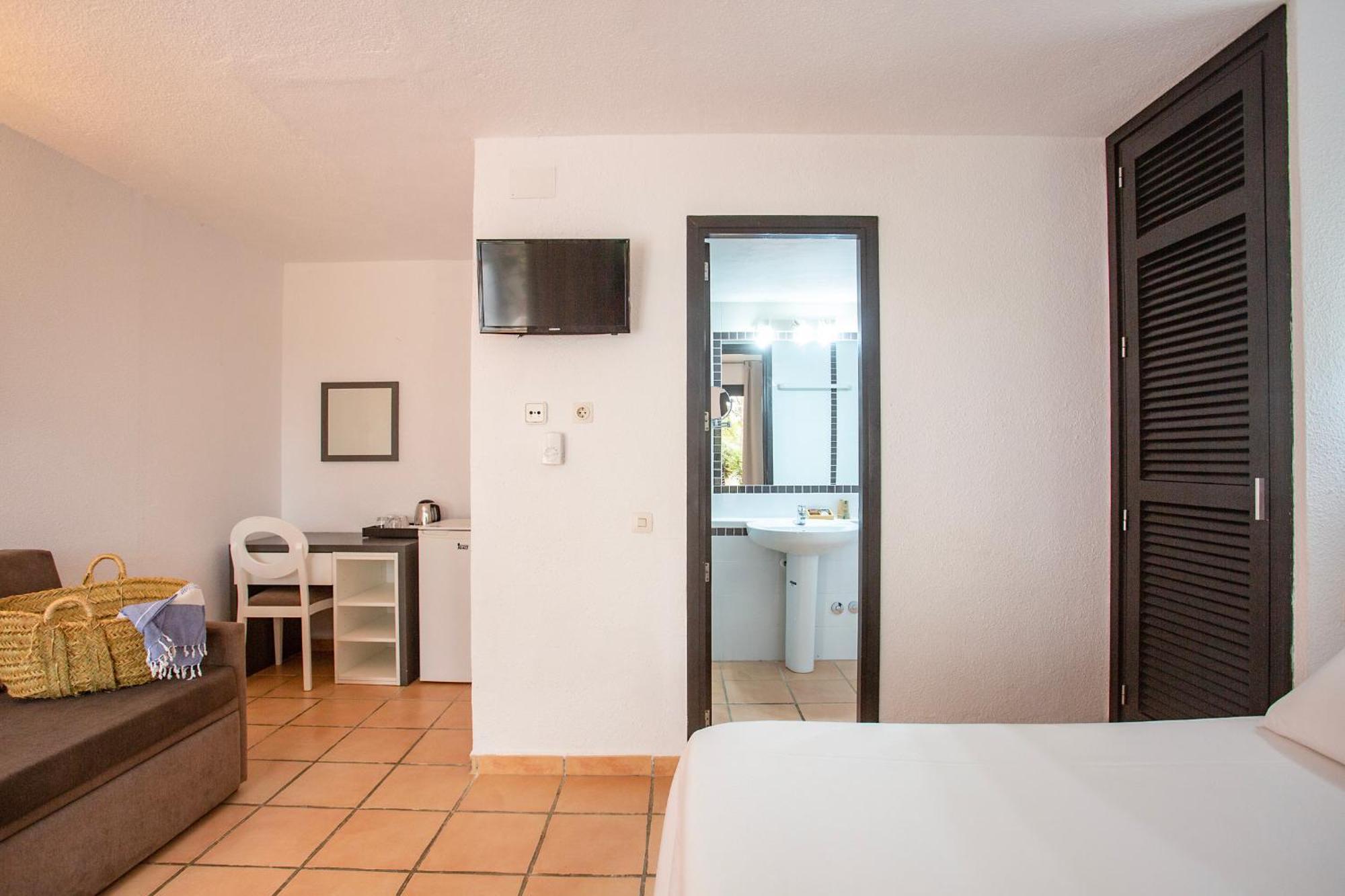Hotel Club Cala Azul Cala Llena Habitación foto