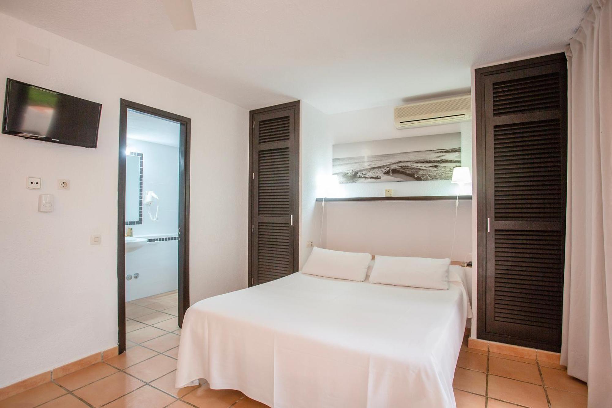 Hotel Club Cala Azul Cala Llena Habitación foto