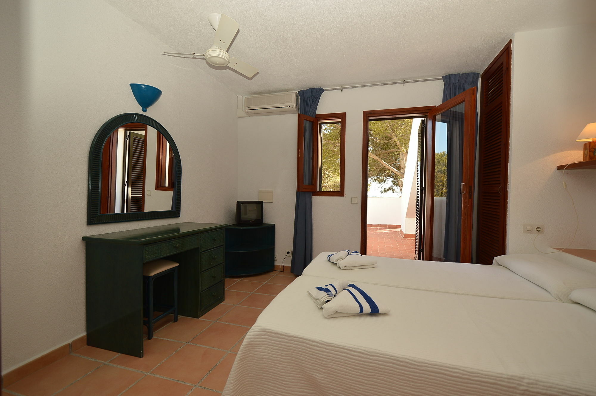 Hotel Club Cala Azul Cala Llena Exterior foto
